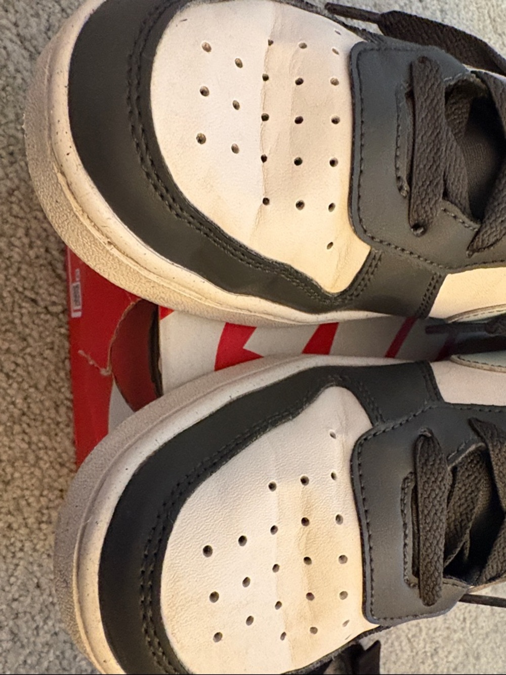 Nike Low-Top Sneakers in White, Dark Grey & Light Blue. Size 5Y - Picture 5 of 9